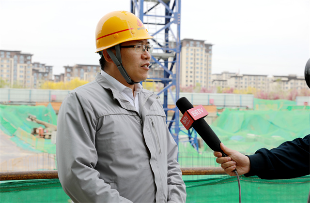 北京电视台对亚星管理平台中骏云景台四期项目进行扬尘治理专题报道